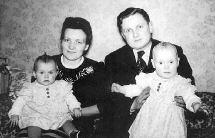 041 1007 Das Ehepaar Emmi geb Liedke und Karl Drachenberg mit ihrem Zwillingspaar Ingrid und Regina im Maerz 1954