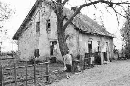 041 1010 Vor dem Wohnhaus der Familie Waldemar Lietke