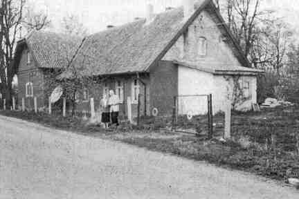 041 1012 Das fruehere Schulhaus in Irglacken 1995