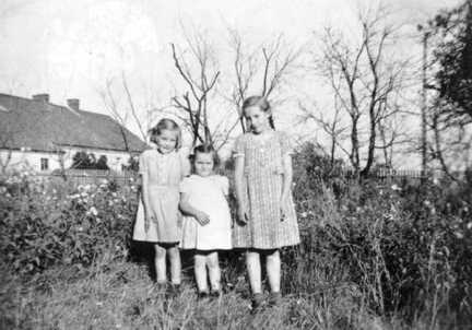 043 0004 Geschwister Link aus Kallehnen Christel geb 24 12 1936 Gisela geb 03 10 1938 Frieda geb 27 02 1934