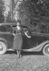043 0011 Neben dem Auto von Otto Bohlien im Jahre 1942