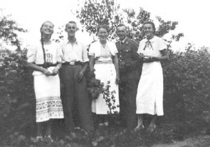 043 0013 In Uniform Fritz Bohlien mit Nachbarn im Jahre 1942