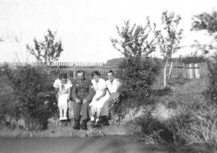 043 0014 In Uniform Fritz Bohlien mit Nachbarn im Jahre 1942