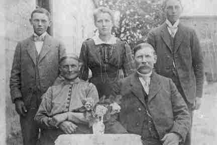 043 0015 Die Fam Stattaus im Bild v l Emil Marie Charlotte Hermann u Willy im Jahre 1916