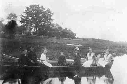 043 0016 Familie Stattaus bei einer Bootsfahrt auf dem Pregel bei Kallehnen im Jahre 1916