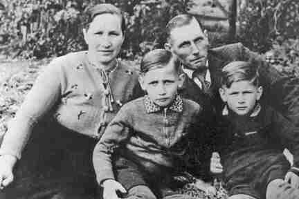 043 0021 Elfriede u Egon Stattaus mit den Soehnen Willy u Dieter im Mai 1942