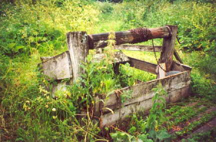 043 1015 Ausgetrocknet und verfallen der Brunnen auf dem Anwesen Egon Stattaus in Kallehnen im Sommer 1996