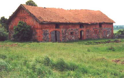 043 1016 Ein Stallgebaeude in Kallehnen im Juni 1994