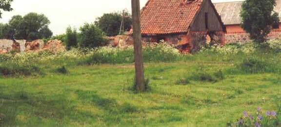 043 1017 Verfallenes Anwesen in Kallehnen im Juni 1994