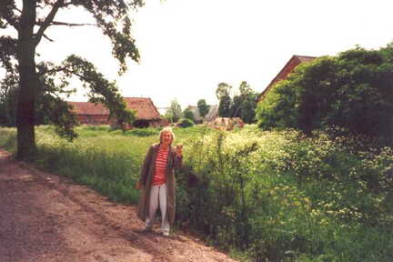 043 1020 Anneliese Strodthof aus Sanditten im Juni 1994 in Kallehnen Strassenverlauf aus Richtung Taplacken durch Kallehnen nach Plibischken