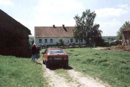 043 1026 Blick ueber den Hof auf das Wohnhaus der Familie Fritz Bohlien im Jahre 1995