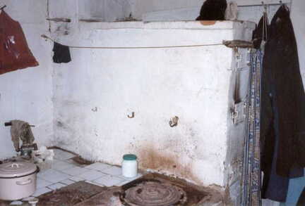 043 1027 Der umgebaute Kachelofen in der Kueche des Wohnhauses von Fritz Bohlien
