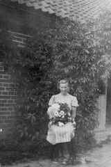 044 0002 Hildegard Henseleit neben dem Elternhaus Geburtstag 01 Juli 1939 Ortsteil Kerlaten