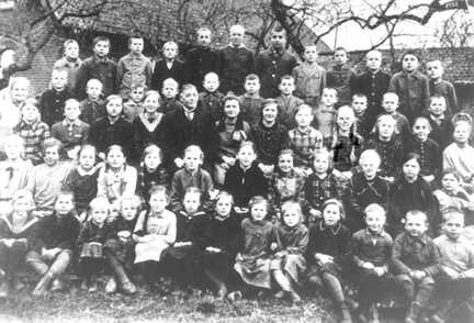 045 0004 Schueler der Volksschule Klein Engelau im Jahre 1931 32 mit dem Lehrerehepaar Jobst
