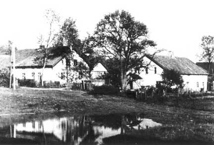 045 0005 Strassenteich in Klein Engelau Links im Bild das Wohnhaus Neumann rechts das Insthaus von Hamanns