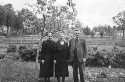 045 0009 Hermann Hagenbach mit Ehefrau Anna und der Oma im Garten