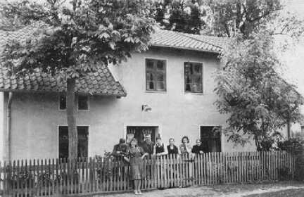 045 0011 Die Familie Hermann Hagenbach vor ihrem Wohnhaus zu Pfingsten 1942