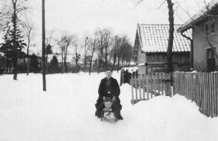 045 0012 Willy und Herbert Hagenbach im Winter Blick auf die Dorfstrasse