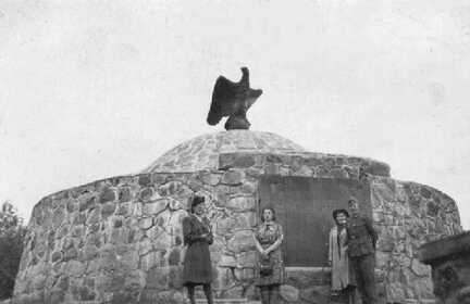 045 0013 Willy Hagenbach mit seinen Schwestern Frieda und Herta und einer Freundin am Schaller Denkmal
