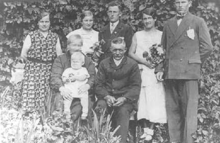 045 0014 Sitzend Oma und Opa Hoelger links Frau Marie Koppke geb Hoelger mit Onkel und Tanten