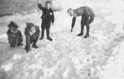 045 0016 Die Kinder der Familie Koppke im Schnee