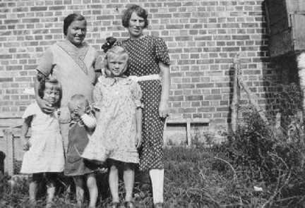 045 0017 Hinten links Frau Marie Koppke mit ihren Kindern