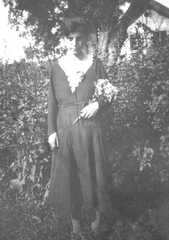 045 0018 Ella Hoepfner geb Kumler um 1932 Im Hintergrund der Giebel vom Wohnhaus Neumann
