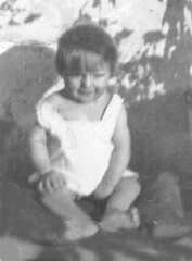 045 0019 Ella Hoepfner geb Kumler um 1932 Im Hintergrund der Giebel vom Wohnhaus Neumann