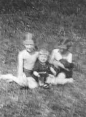 045 0020 Waltraut und Edith Kumler mit Cousine Waltraut auf der Liegewiese am Dorfteich im Jahre 1941