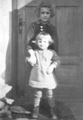 045 0021 Edith Kumler mit Cousine Waltraut vor der Haustuere im Jahre 1942