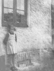 045 0022 Edith Kumler am Kuechenfenster vom Insthaus Goldbaum im Jahre 1942