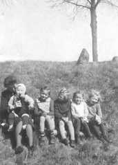 045 0023 Frau Anna Kumler mit den Kindern Manfred Kumler Wally Pauling Renate Pauling und Helga Huck im Jahre 1944