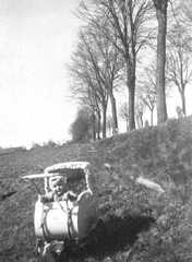 045 0024 Manfred Kumler im Kinderwagen neben der Strasse nach Allenburg 1944 Im Hintergrund die Dachgiebel vom Anwesen Goldbaum