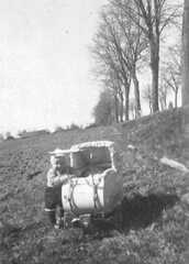 045 0025 Manfred Kumler am Kinderwagen neben der Strasse nach Allenburg 1944 Im Hintergrund die Dachgiebel vom Anwesen Goldbaum