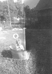 045 0026 Manfred Kumler in der Badewanne im Jahre 1944
