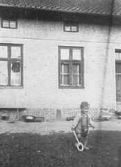 045 0027 Manfred Kumler im Hof vom Insthaus Goldbaum Hier wohnte die Familie Kumler bis zur Vertreibung im Januar 1945
