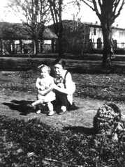 045 0029 Engelshoehe 1938 Lottchen und Jutta auf der Einfahrt zum Gut Im Hintergrund der Pferdestall