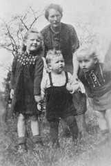 045 0037 Margarete Fischer geb Neumann mit ihren Kindern Christraut Lore und Reinhart