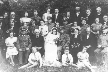 045 0039 Artur und Margarete Fischer auf einer Hochzeit am 09 02 1939 in Klein Engelau