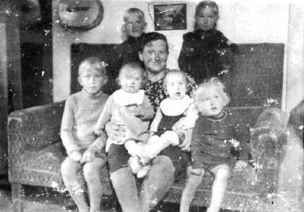 045 0040 Gertrud Schlisio geb Mombrei mit ihren Kindern Hanfried Ingrid Hans Kurt Traute und Gerd