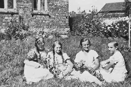 045 0043 Sonntag in Klein Engelau um 1934