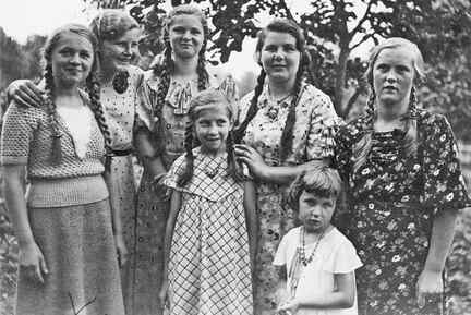 045 0044 Klein Engelau Freundinnen treffen sich im Jahre 1935