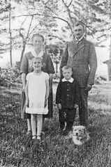 045 0055 Fam Emmenthal Gustav u Gertrude mit Tochter Irmgard und Sohn Fritzt