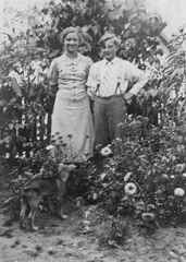 045 0056 Irmgard und Fritz Emmenthal ca um 1940 im Garten
