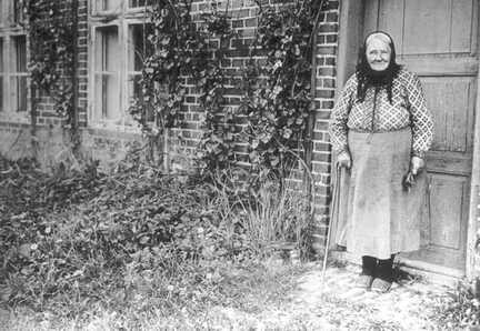 046 0007 Die Heimatdichterin Frau Gebauer vor ihrem Haus in Klein Nuhr