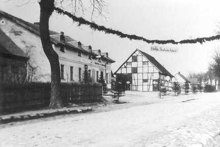 046 0009 Die Dorfstrasse in Klein Nuhr mit dem Gasthaus