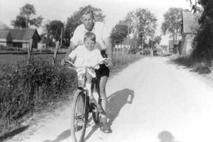046 0017 Zwei Zietlow Kinder aus Klein Nuhr auf dem Fahrrad