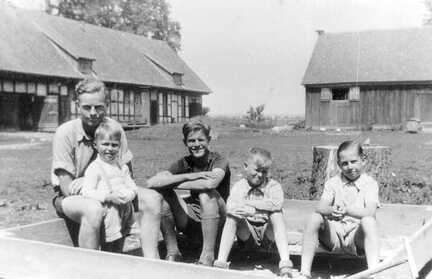 046 0018 Kinder auf dem Hof Zietlow