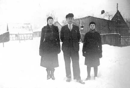 046 0022 Emil Dannenberg aus Klein Nuhr mit Elfriede und Hildegard