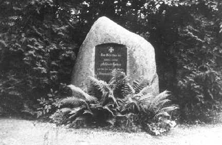 046 0027 Der Heldengedenkstein auf dem Friedhof